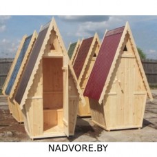 Туалет из дерева с двускатной крышей