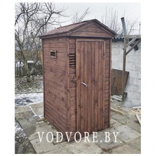 Туалет из дерева с двускатной крышей